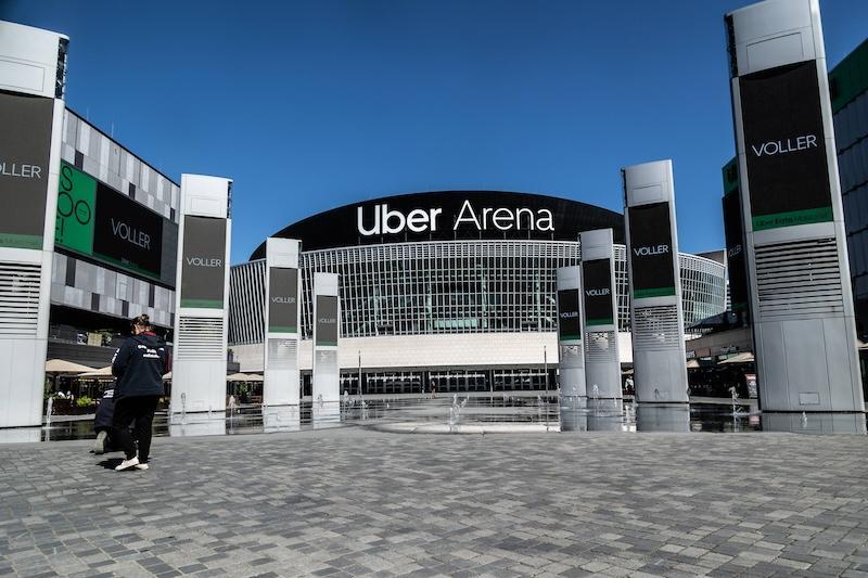 Aufnahme der uber Arena in Berlin, aufgenommen von uber Platz vor der Halle.